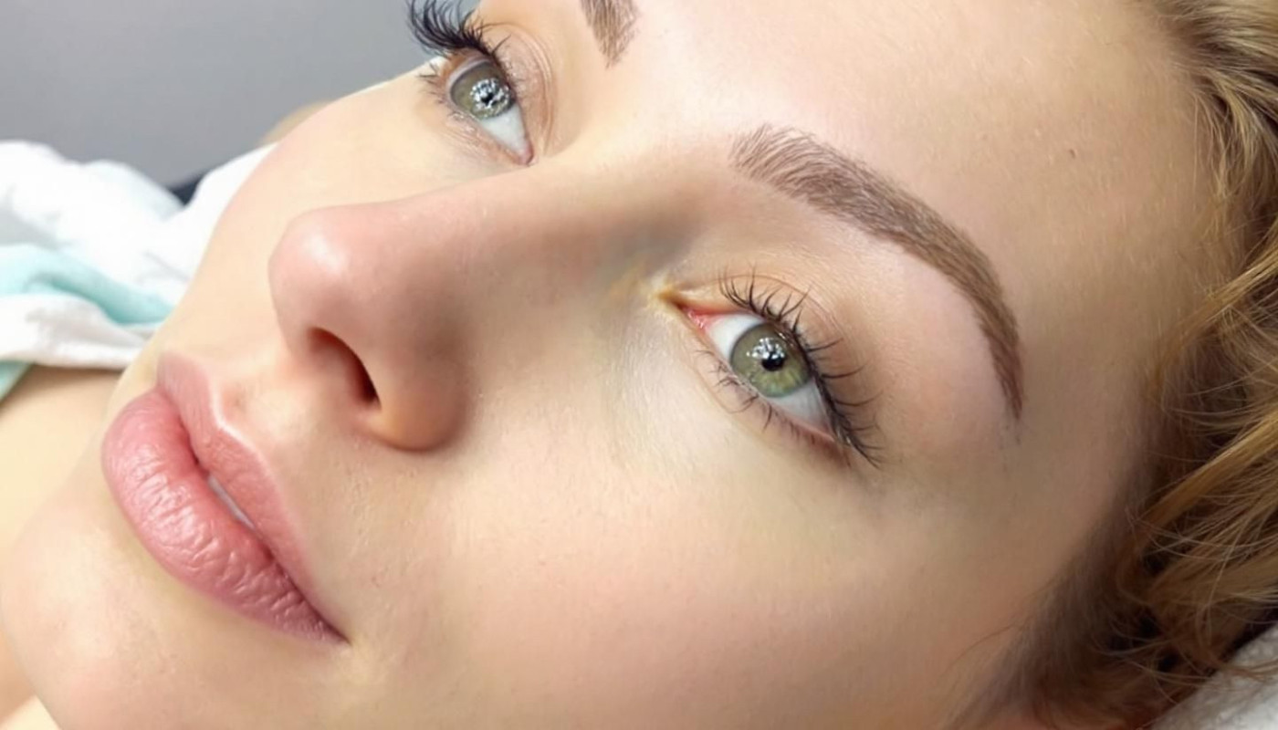 Comment la technique FUE Saphir révolutionne la densité des sourcils ?